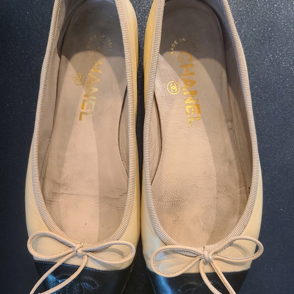 Chanel Two-Tone Beige & Black Ballet Flats with CC Cap Toe & Bows, size 35 - Picture 2 of 12